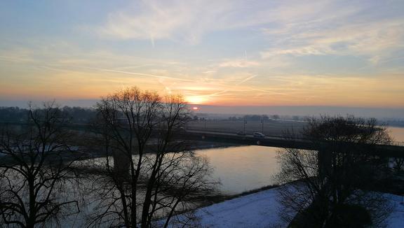 Blick vom Hausmannsturm auf die Elbe bei Sonnenuntergang