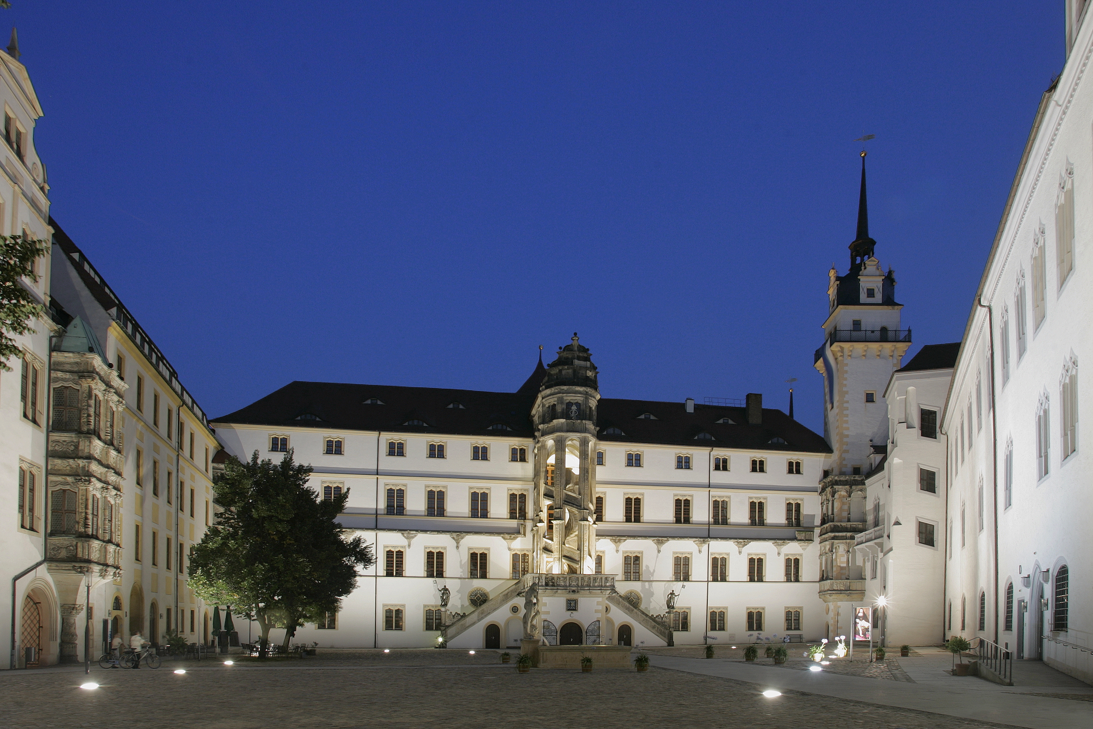 Beleuchteter Innenhof bei Nacht: Der Wendelstein wird festlich angestrahlt