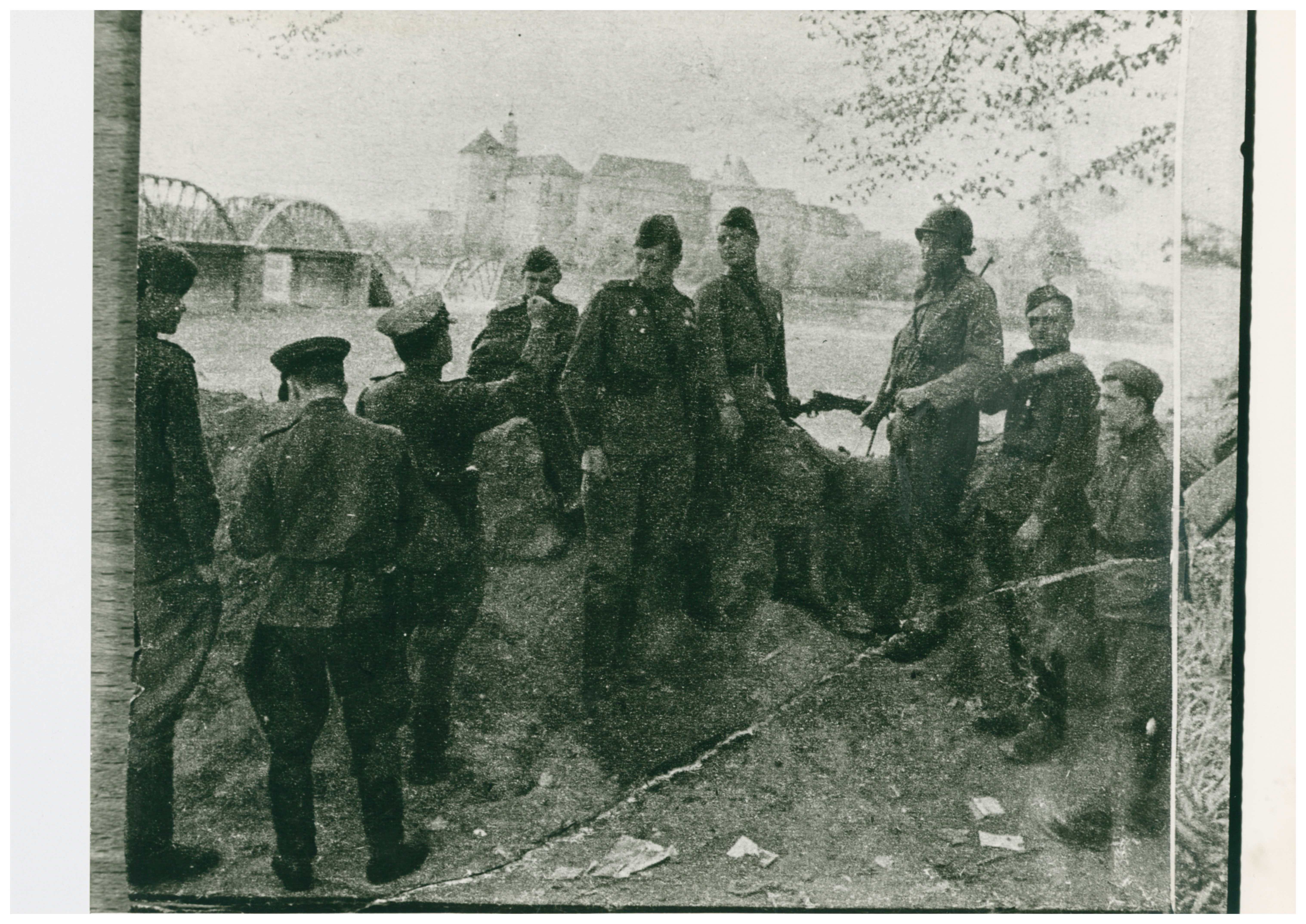 Amerikanische und sowjetische Soldaten am Brückenkopf, im Hintergrund Schloss Hartenfels und die gesprengte Elbbrücke